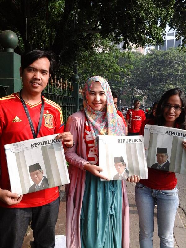 #LiveTweetROL | Kami membagikan Koran edisi spesial #TerimaKasihSBY sebanyak ribuan eksemplar loh, di dua titik.