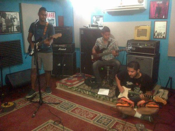 karlavsan's tweet photo. @CuatroRios armonía, buena vibra, #ONELOVE ensayando duro @DON_AYAWASKA también los quiero escuchar http://t.co/aq2JKvIs92