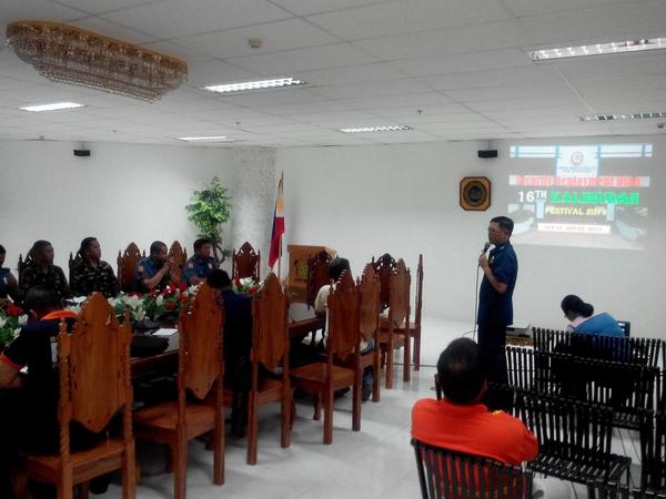12003Aj's tweet photo. "@SKPNP:@AbilaAldrin , DPDA presents security deployment plan for Kalimudan Festival during final coordinating confe http://t.co/FHSKHG5v29"