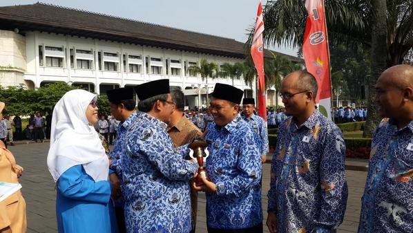 RusdiantonoTono's tweet photo. @ridwankamil penyrhahan raskin award juara 1 inovasi terbaik tkt jbr.juara 3 umkm terbaik jabar http://t.co/eWQTObjABK