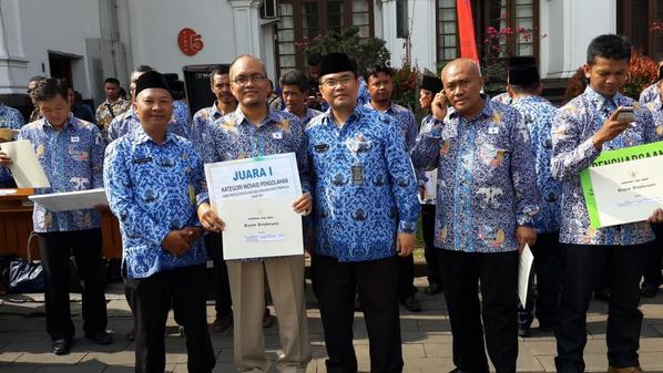 RusdiantonoTono's tweet photo. @ridwankamil penyrhahan raskin award juara 1 inovasi terbaik tkt jbr.juara 3 umkm terbaik jabar http://t.co/eWQTObjABK