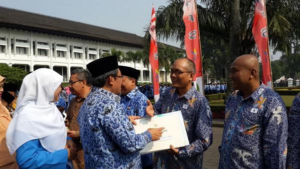 RusdiantonoTono's tweet photo. @dispertapa_bdg juara raskin awards dan peglahan terbaik 1 dan ukm ke 3 terbaik jabar http://t.co/x3rPrOfdqG