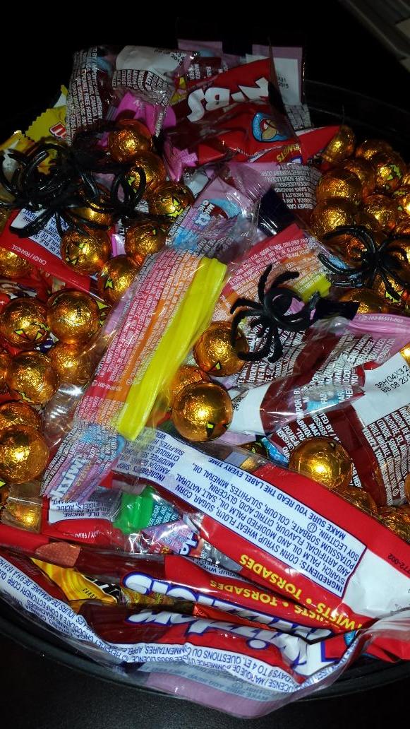 Mel_deGraaf's tweet photo. Enjoying a sweet treat while checking out my new house plans @Lookhomes ! Thanks Meera!! #candy #finalplans http://t.co/4ufnBhvd6T