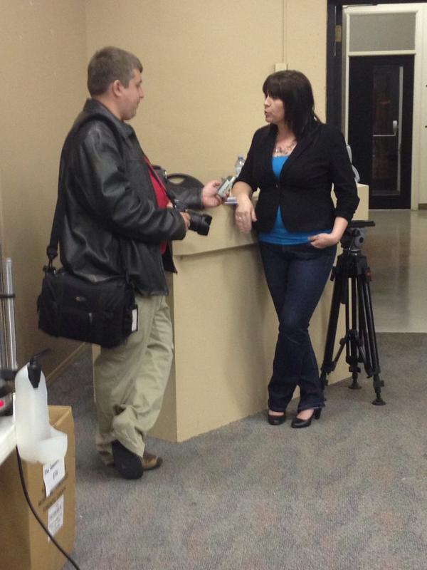 NatashaCarvalh5's tweet photo. @MHNLefebvre talking with @endhomelessness about #MedhatCount #ABCount http://t.co/DgRhtcbff0
