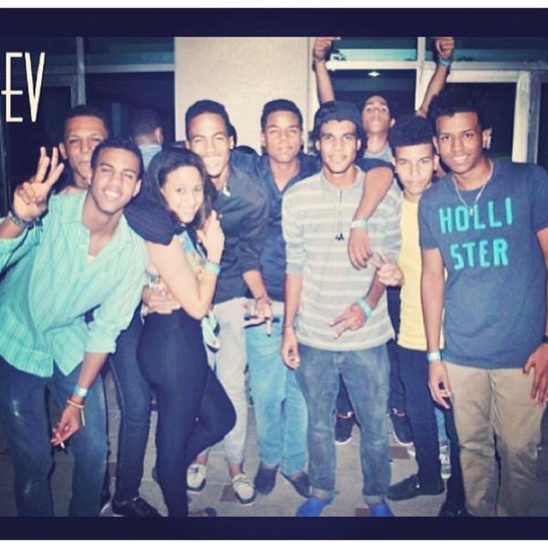 LeslieMena_'s tweet photo. Si pudiera revivir cada unos de esos buenos momentos con ustedes lo haría mil veces , i miss You so much ma niggas😩💚 http://t.co/izYoMt7sDu