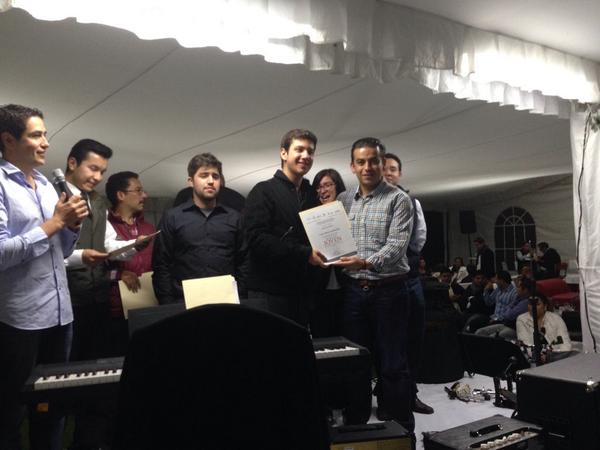 IDJuventud's tweet photo. Desde Toluca, @huracansoto entrega reconocimientos a los músicos en la reunión nacional #MunicipioJoven #Durango http://t.co/n9BJgE4CCL