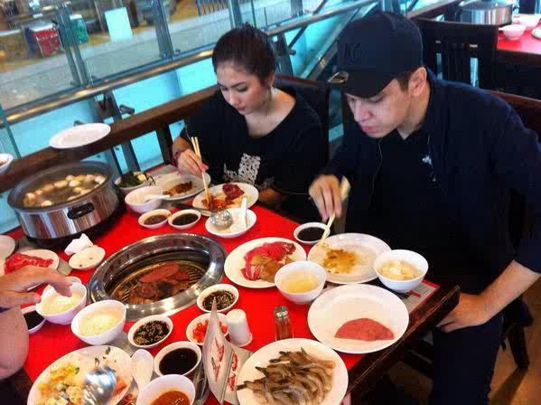 Cieeee KeMil makan bareng