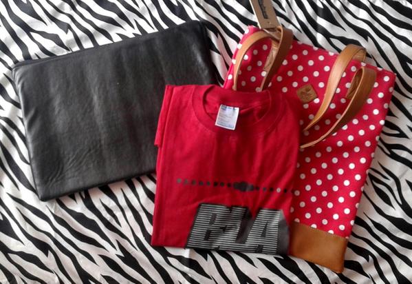 1. Paket produk dari <a href="/blackmouzcloth/">BLACKMOUZ</a> berupa kaos, tote bag, dan laptop case senilai Rp 300.000.