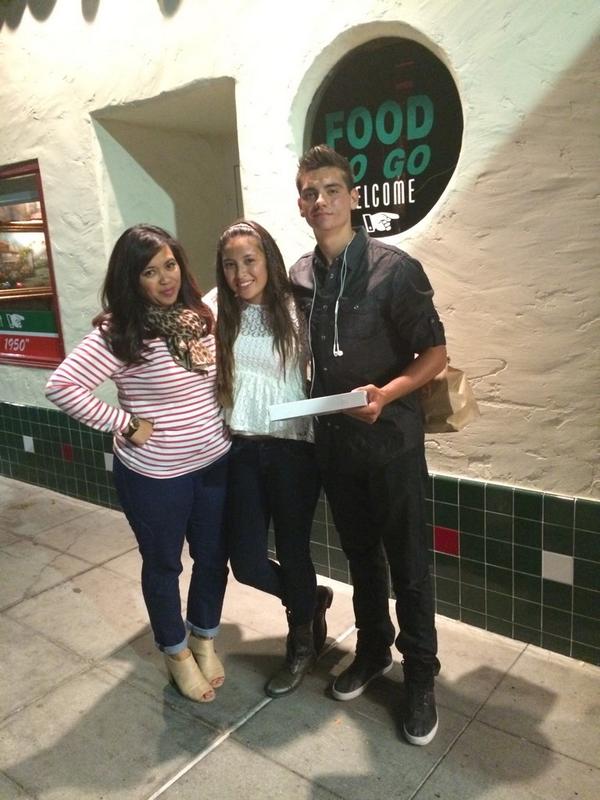 ginalovato's tweet photo. Fun night celebrating with the fam!!💃👧👦🍕🇮🇹🎉🍝 #filippis #littleitaly #indiast http://t.co/Jpvb9ic3fz