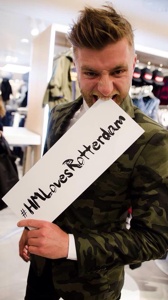 hmnetherlands's tweet photo. Okay en nog eentje van de pre-opening! @Jan_Versteegh โค๏ธ Rotterdam! #HMLovesRotterdam http://t.co/civCHXbxsd