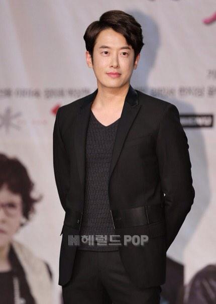 PILLIPCHOI's tweet photo. 장미빛 연인들 화이팅!!! http://t.co/AzD9S33b5Z