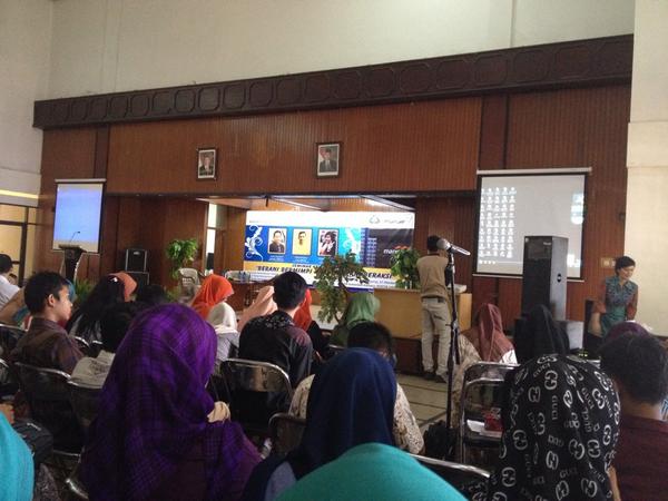 Vivimamonto's tweet photo. Cc: @hendraciho @Bukan_Panitia Smnr Kwirusahan w/ @wrausahamandiri @HipmiKotaBdg @bankmandiricoid  IKOPIN-Jatinangor http://t.co/tT2rtb3ptI"