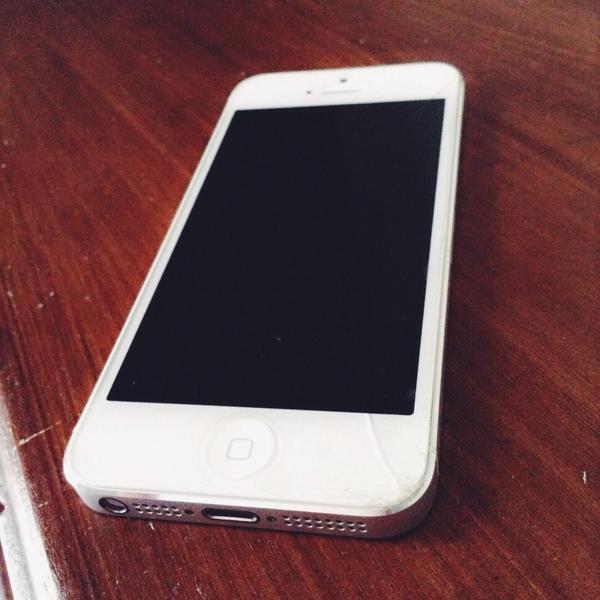 fredimas's tweet photo. I remember the day when I was walking so happily and drunk when I suddenly tripped over my own feet. 😢 #MyDeadPhone http://t.co/h7sdfZIbfA