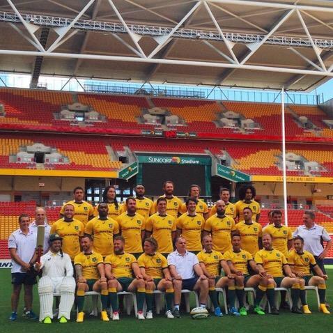 Hahaha <a href="/AdamCoopy/">Adam Ashley-Cooper</a> raises the bat for his 100 not out!!

How good!!

#Swoop100