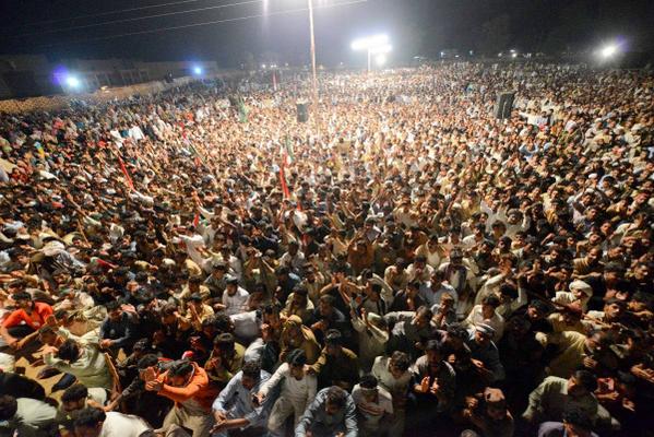 MinhajFamilyPak's tweet photo. Small town and Big Crowd. #DrQadri at #GharMor (Jhang) http://t.co/DedBKQOSHO