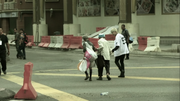 yoonqook's tweet photo. bambam helping an elderly woman http://t.co/AEDKKoEkfv