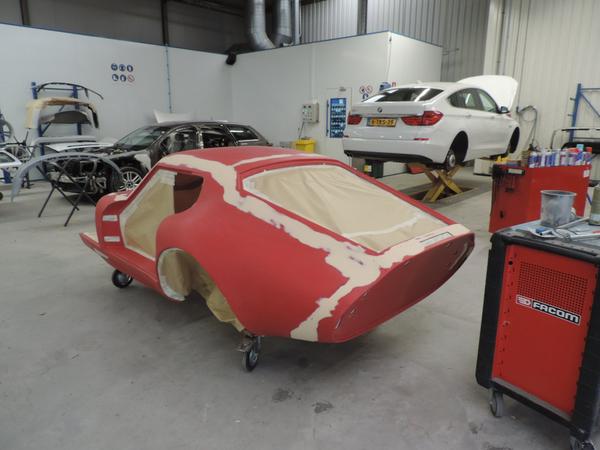 Een Ford Cobra voor het strak maken en spuiten.