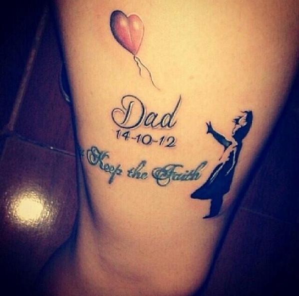 Tatuaje con la fecha de muerte de su padre. | Scoopnest