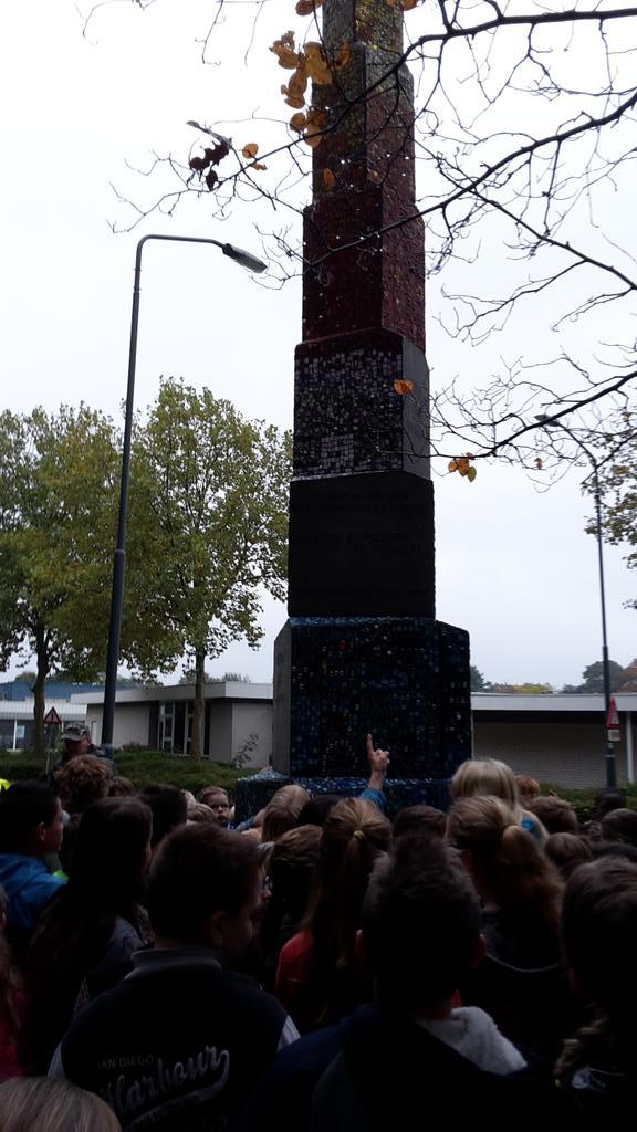 Vandaag komen ook de kinderen van de Bongerd en de Zevensprong het kunstwerk bewonderen .#Obelisk #Rijpelberg  !