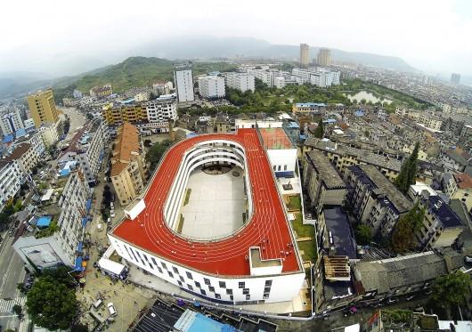 Le_Scan_Sport's tweet photo. Une piste d'athlétisme sur le toit d'une école en Chine
http://t.co/cDGew8I1Ff http://t.co/jdT3b9pDaF