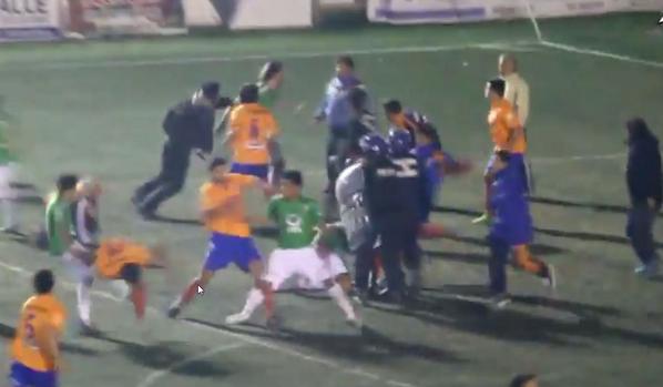 Video: Een voetbalwedstrijd in Argentinië ontspoorde volledig, 12 keer rood rtlnieuws.nl/sport/voetbal/…