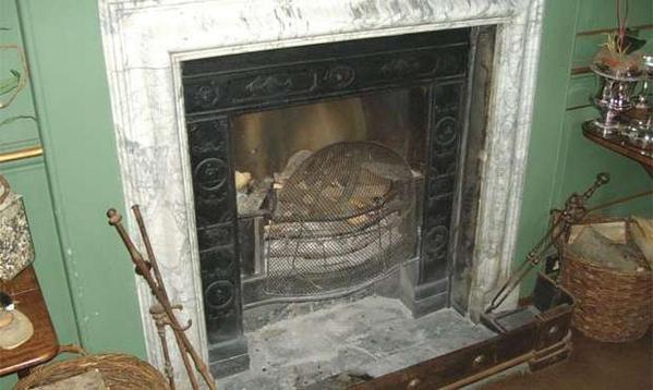 PeriodLivingMag's tweet image. Fireplaces: should you repair or replace? ht.ly/CJJYr  #heating