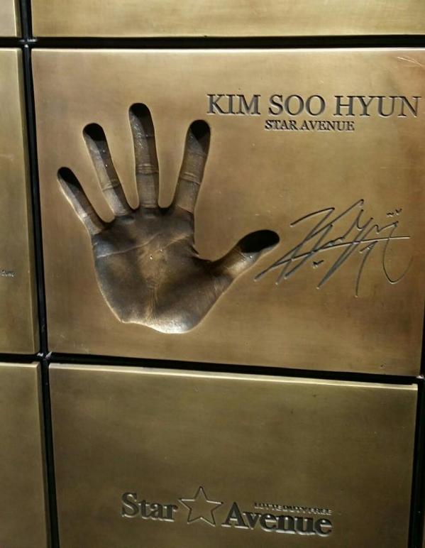 [PIC] Cetakan telapak tangan Kim Soo Hyun di Star Avenue (Lotte Duty Free) #KSH #김수현
