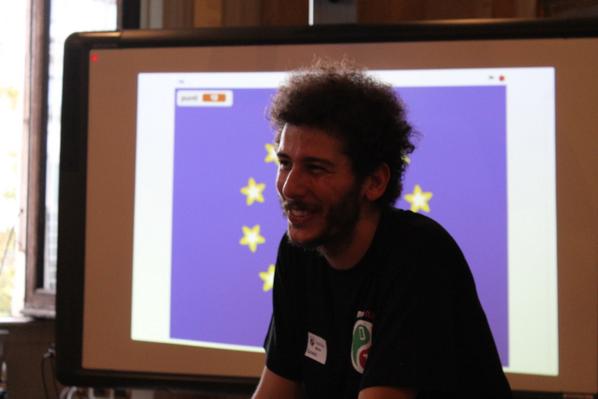 skuolanet's tweet photo. #CodeWeek2014 .@CoderDojo Chi non vorrebbe un prof così a scuola e fare una lezione di videogiochi? @MiurSocial http://t.co/6BZpo0mQC9