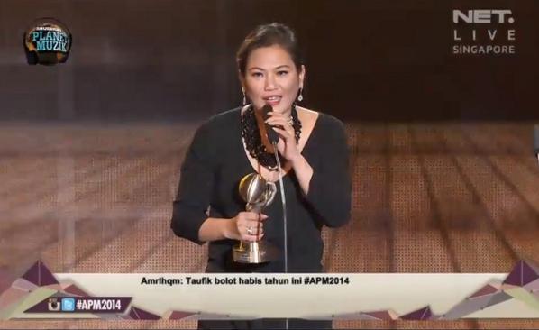 fifigumay's tweet photo. Alhmdllh,Congrast Girls!J d Pmenang Lgu Paling Populer APM @FatinSL trus berkarya dn sllu rendah hati #APM2014onNET http://t.co/cpRf1K8U3U""