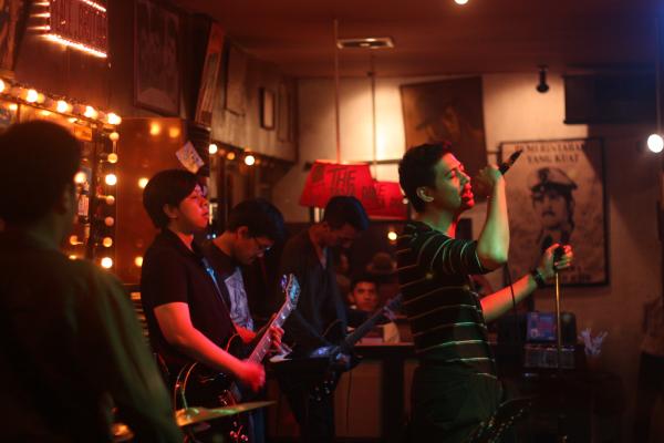 roiradio's tweet photo. 3. @vincentvegaband bakal nongol lagi di @KeukenBdg! Seger! Juga ada @bedchamber @driedcassava &amp; band ena' yang lain. http://t.co/bUEJRHt1h8