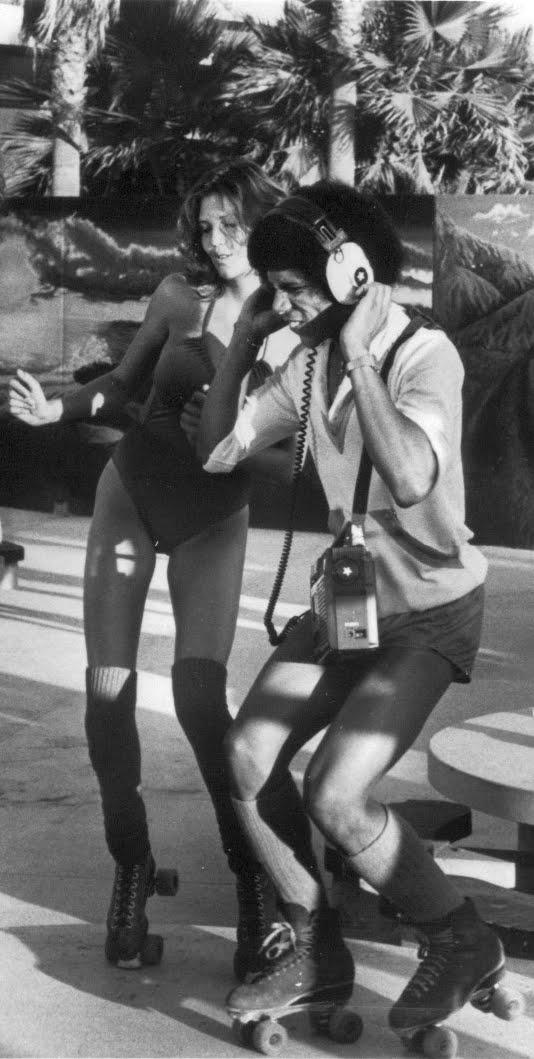Девушки на роликах 80е лос анджелес. Венис бич 80е. Роллеры 80х. Ролики 70 годов. Ретро ролики шорты женские.