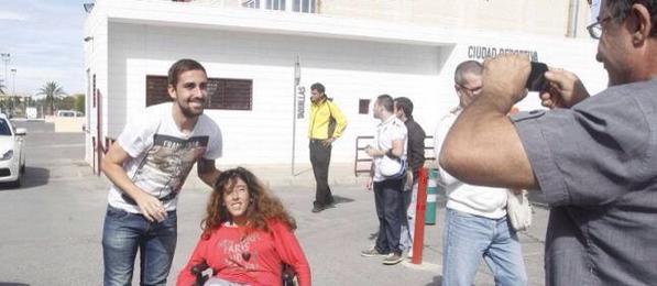 PacoAlcacerCF's tweet photo. Paco no olvida sus raíces.Reconocio a una amiga del Monte Sión con minusvalía y se bajó del coche para saludarla😉 http://t.co/jI7nZhFHSG