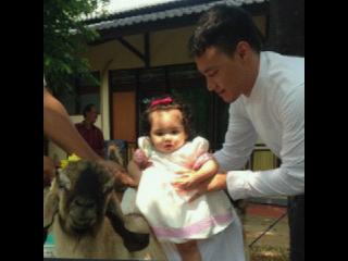 Lea lagi naikin kambing nya nih waktu di acara aqidah nya Lea , dan bang <a href="/hardifadhillah/">hardi fadhillah</a> nambah kece yaa sekaraang :)