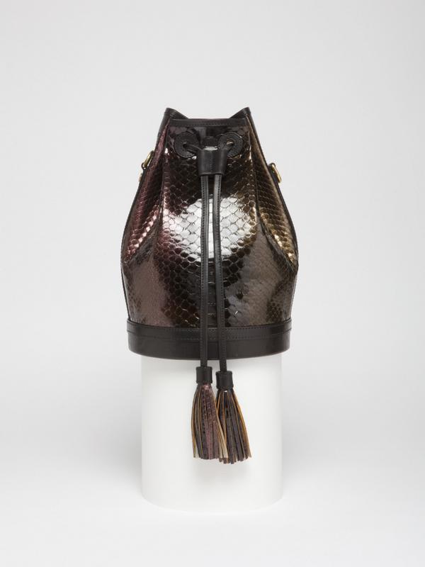 be_to_see's tweet photo. The comeback of the 1920s bucket bag! Check the all collection on #BETOSEE -> http://t.co/hXWG4DlUiF #FaustineParis http://t.co/jcrRmqG2Qk