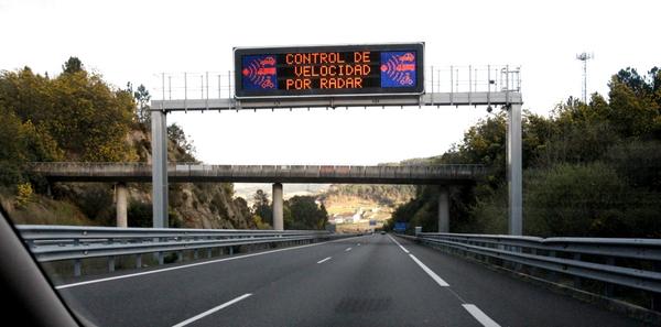 elEconomistaes's tweet photo. Multan por exceso de velocidad a un coche que iba remolcado por una grúa http://t.co/rncUArKJwQ (Has leído bien) http://t.co/756RNMLs1v