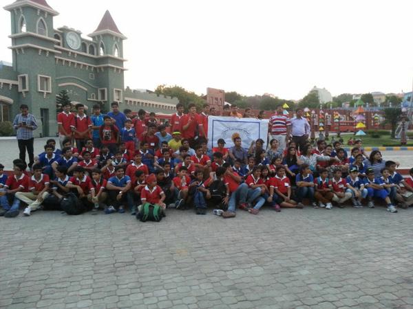 MeenalMandhan's tweet photo. Students of Satya Prakash Public School Jabalpur, India return back safe and sound from 6 days Hyderabad Tour. http://t.co/1EgEgVliR7