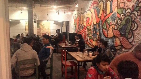 cafedejavu2012's tweet image. MAMPIR yuk ke @kedai_dejavu MALAM INI... ada "Musikustik" with *ZANDJIPA* 19.00 | Let's sing bareng @InfoSuroboyo