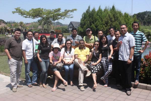 LeaCupid's tweet photo. Floting market lembang... #latepost with team HRD n Legal dept http://t.co/h9OKS7p8Uh