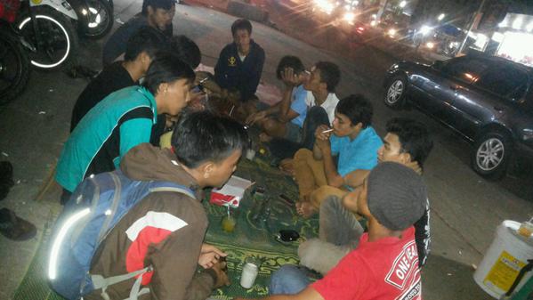 Santai sejenak, melepas lelah setelah beraktivitas :) 
untuk yg masih dalam perjalanan hati2 keluarga menunggu di rmh