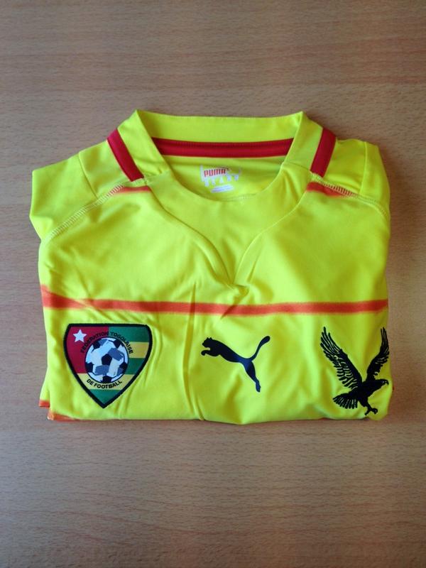 GAEagles's tweet photo. Geschonken door Mawouna Amevor voor het museum: zijn rood-gele wedstrijdshirt van de duels met Uganda. @NietteKraken http://t.co/YxOQb18BHG