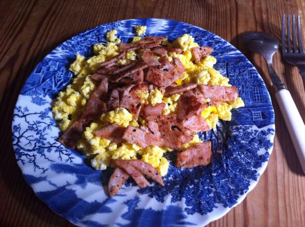 tomosamo's tweet photo. 3 whole organic eggs/3 whites/3rashers turkey bacon.U know the diets hard when this feels like a treat #fitfam #food http://t.co/e48Rj9Jf8V