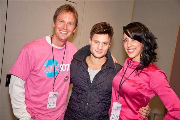 gina_ferraro's tweet image. @ItsJamieScott did u ❤ my English accent @mix1077 #ConcertForACure? Thanks for being a great sport:) #onedirection