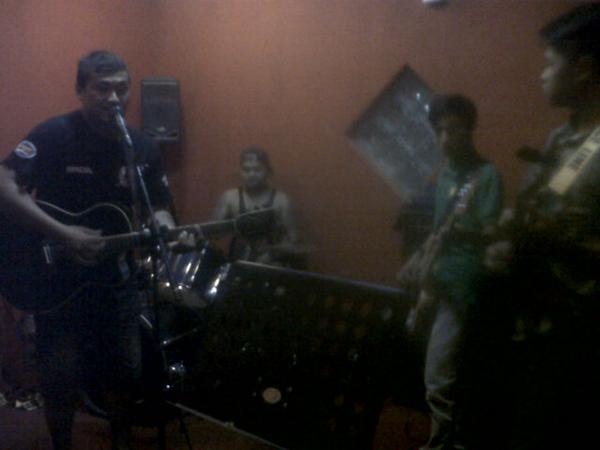 Dpiston1's tweet photo. Latian lgi :)) kakakkakak @Dpiston1 @dpistonband http://t.co/2sZ3kNmlaN