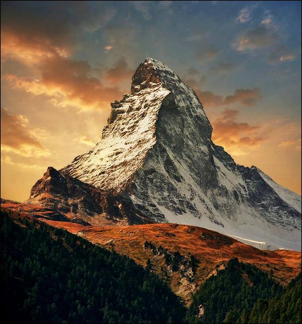 Perfect weather for an autumn walk in #Zermatt #Matterhorn.
bit.ly/riffelalpweg 
(Picture <a href="/lugaresdenieve/">Lugares de Nieve</a>)