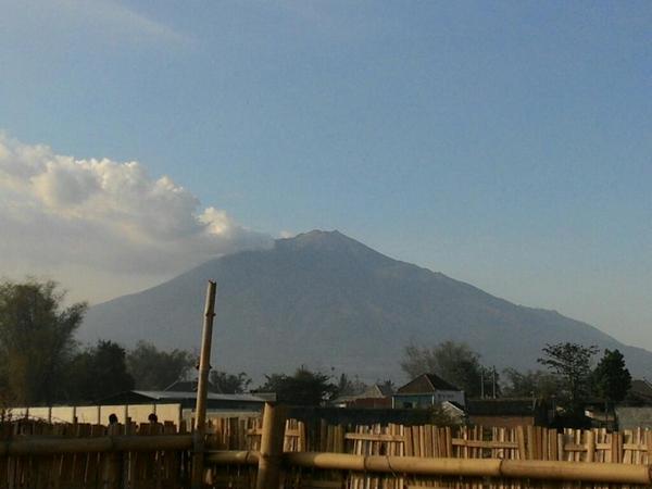 haniGimbrutz's tweet photo. "@arieyass: Aku akan datang 24-26 oct. with @haniGimbrutz @okkiadventure @ma2t_91 http://t.co/kQJS2SZEXT"BUDAL!!