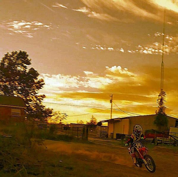 RSab_c's tweet photo. 🙌 love sunsets. Love motocross. Put em together💪💪💪 http://t.co/bSJvFASuvI