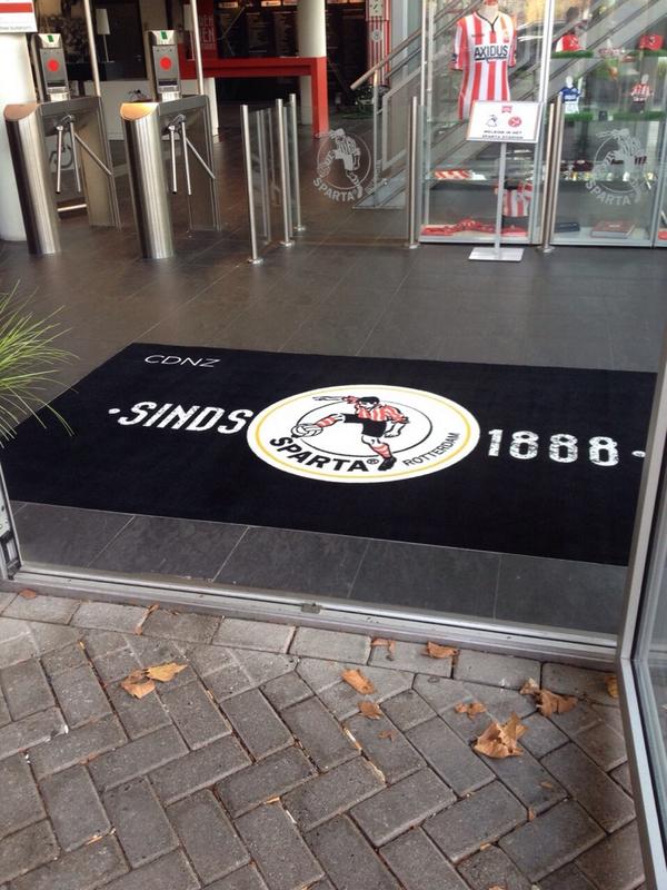 sparta_business's tweet photo. Dank aan broeksponsor #CDNZ voor de nieuwe inloopmatten van het Sparta Stadion. @CadenazNL http://t.co/LX62qTdpjl