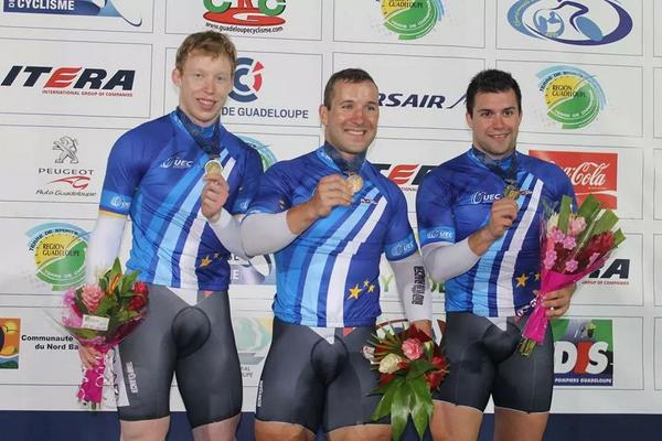 JoeCockerEilers's tweet photo. Europameister im Teamsprint mit
@RobertFoe und @TobiasWaechter http://t.co/0bJHKycoOh