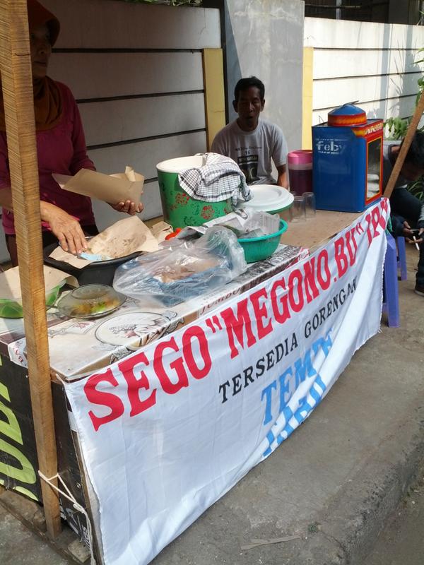 amapramada's tweet photo. @infopekalongan sego megono "IBU IRU" JL.Mesjid As Surur ( dkt kantor kec.keb jeruk Jakarta Barat) murah meriah... http://t.co/W8WQCF3GHy