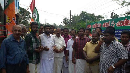 arunmooledom's tweet photo. മൂലേടം മേല്‍പാലം ടോള്‍ പിരിവ് ബി ജെ പി  പ്രവര്‍ത്തകര്‍ നിര്‍ത്തിച്ചു ............പ്രതിക്ഷേധ സമരം http://t.co/GGLUw1PPP5
